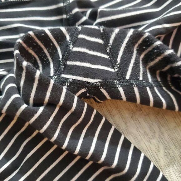 Lululemon Women's Wunder Under Crop Black White Parallel Stripe Legging Size 6 - Picture 3 of 6